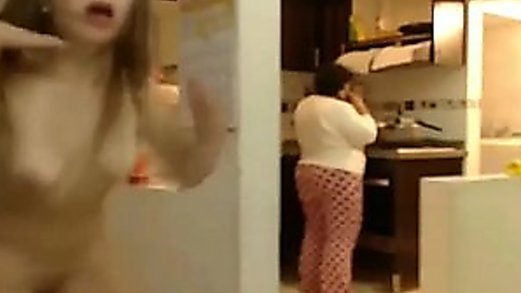 Webcam Teen gets off near mom