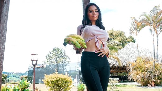 CARNE DEL MERCADO - Sexy Latina tastes dick and gets fucked