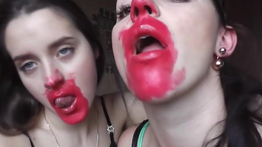 Messy Lipstick Kissing!