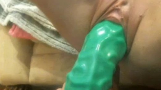 veiny hulk dildo into squirt
