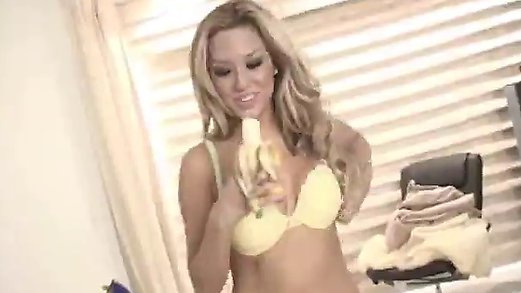 Sasha Singleton - Banana In Bed