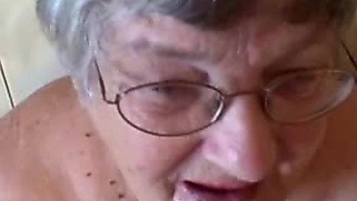 Great facial on a 76 years old granny ! Amateur