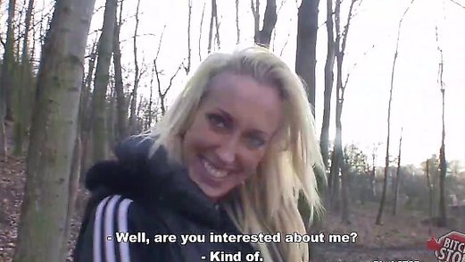 Juicy sex with a sports blonde in an autumn park
